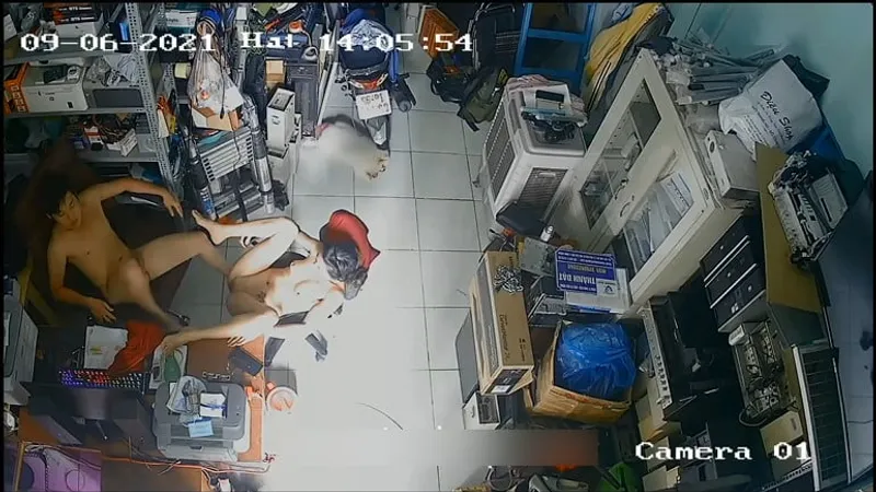 Bà xã chồng phang nhau trong của buồi máy tính