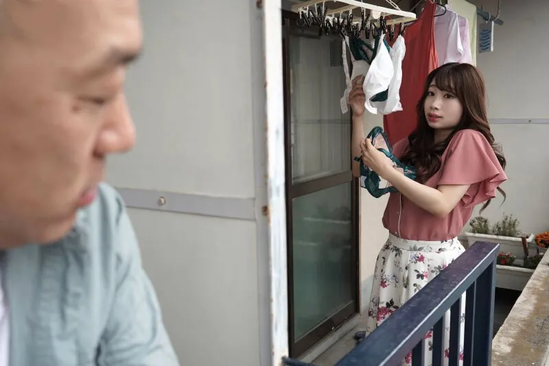 Gã gần nhà chuyên soi mói và cặp vợ gã chồng thường xuyên rên la quá to