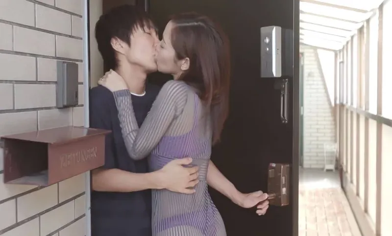 Người phụ nữ hàng xóm với chiếc quần lót lọt khe và cậu nhóc nhà cạnh bên may mắn