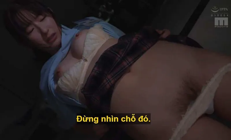 Người sếp lớn đang mưu tính "làm tình" với cô nhân viên dưới quyền kiêu kỳ, lười nhác, suốt ngày bận rộn tán gẫu với người yêu.